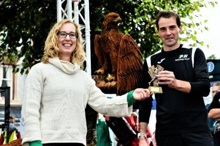 Lorna and the winner of the Eagle Hill Run
