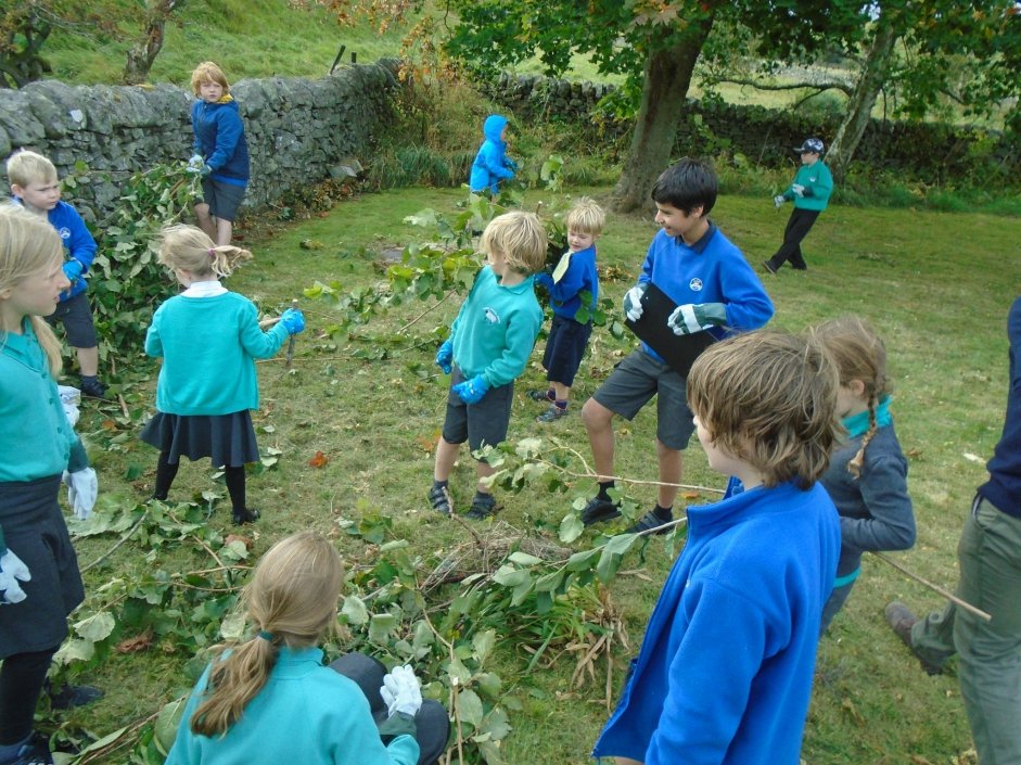 Pupils from Yarrow and Kirkhope Primary Schools engaged in building their very own eyrie!